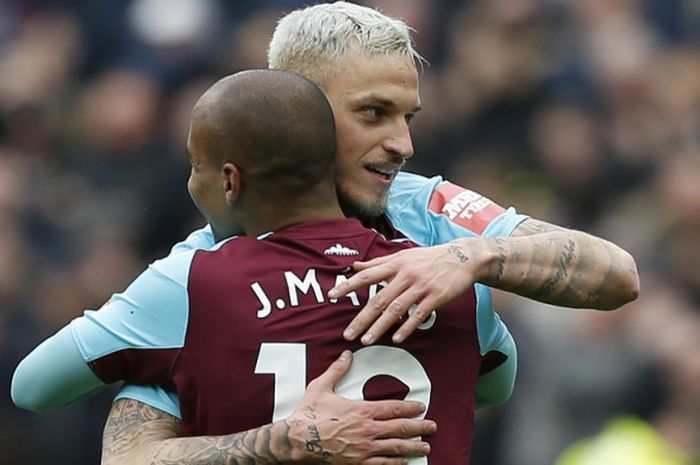 Gelandang West Ham United, Marko Arnautovic, berpelukan dengan rekan setimnya, Joao Mario, saat merayakan gol ke gawang Southampton dalam laga Liga Inggris 2017-2018 di The London Stadium, London, Inggris, pada Sabtu (31/3/2018).