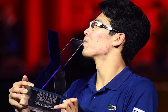 Petenis putra Korea Selatan, Chung Hyeon, melakukan selebrasi setelah menjadi juara Next Gen ATP Finals pertama. Chung menjadi juara setelah mengalahkan Andrey Rublev (Rusia) pada babak final yang berlangsung di Fiera Milano, Milan, Italia, Sabtu (11/11/2017) malam waktu setempat.