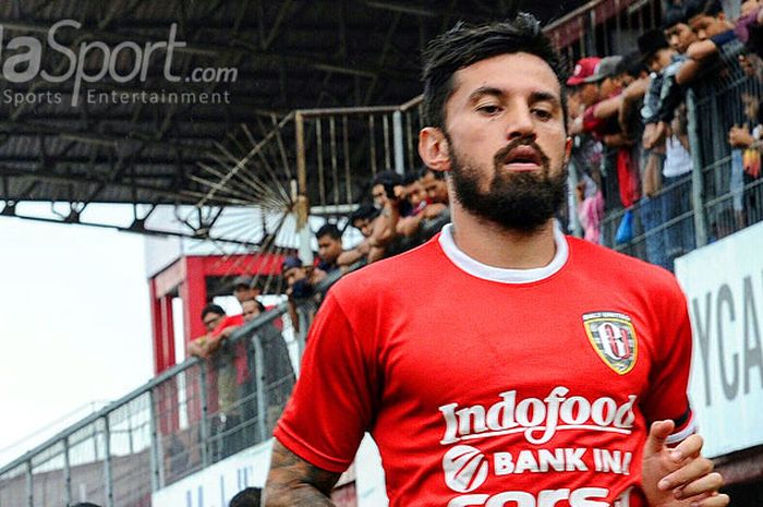  Gelandang Bali United, Stefano Lilipaly, saat berlatih bersama timnya di Stadion Kapten I Wayan Dipta, Gianyar, Sabtu (6/1/2018). 