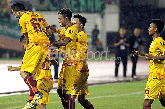 Pemain Sriwijaya FC saat merayakan gol Syahrian Abimanyu ke gawang Arema FC, pada laga babak 8 besar Piala Presiden 2018 di Stadion Manahan, Solo, Minggu (4/2/2018).