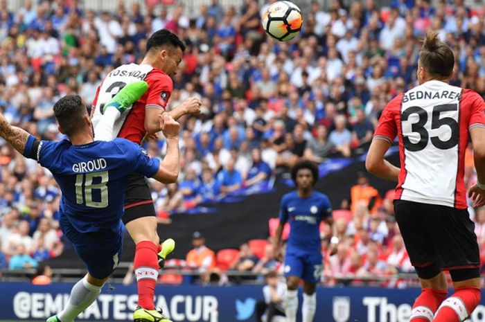 Aksi striker Chelsea, Olivier Giroud (kiri), saat melepaskan sebuah tembakan akrobatik yang gagal menjadi gol ke gawang Southampton di laga semifinal Piala FA 2017-2018 di Stadion Wembley, London, Inggris, pada Minggu (22/4/2018).