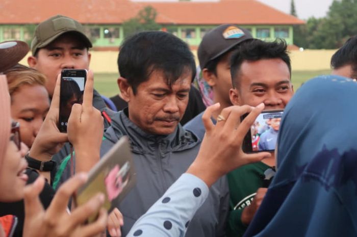 Pelatih timnas U-19 Indonesia, Indra Sjafri, dikerubungi suporter Indonesia saat sesi latihan di Stadion Jenggolo Sidoarjo, Jumat (6/7/2018).