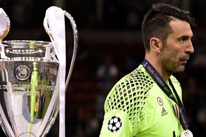 Kiper Juventus, Gianluigi Buffon, berjalan melewati trofi Liga Champions setelah takluk dalam laga final kontra Real Madrid di The National Stadium of Wales, Cardiff, Wales, pada 3 Juni 2017.