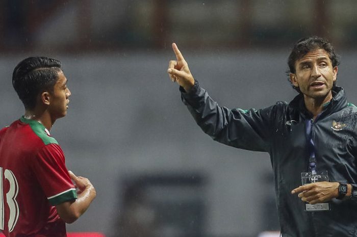   Pelatih timnas U-23 Indonesia, Luis Milla, tengah memberikan instruksi kepada pemain.