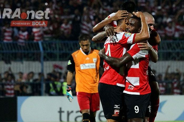 Penyerang Madura United, Greg Nwokolo (9), merayakan gol bersama rekan setimnya seusai mencetak gol ke gawang Persipura dalam laga pekan ke-10 Liga 1 di Stadion Gelora Bangkalan, Jawa Timur (07/06/2017) Rabu malam.