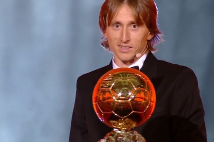 Pemain Real Madrid, Luka Modric, meraih penghargaan Ballon d'Or 2018 di Paris, Prancis, Senin (3/12/2018).