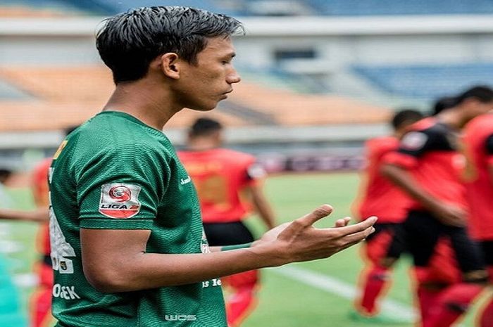 Gelandang Persebaya Surabaya, Adam Maulana.