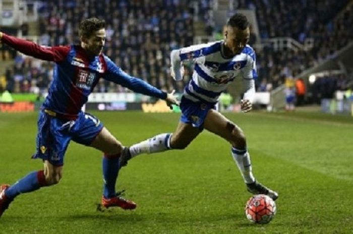 Yohan Cabaye (Crystal Palace) berebut bola dengan Jordan Obita (Reading) saat kedua tim bertemu di p