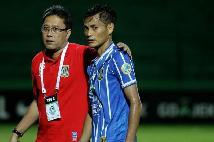 Pemain Persiba Balikpapan, Iqbal Samad (kanan) bersama manajer tim, Bambang Suhendro.