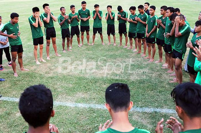    Skuat timnas U-16 Indonesia dan Ketua Umum PSSI, Edy Rahmayadi, berdoa bersama saat pemusatan latihan di Stadion Teladan, Kota Medan.   