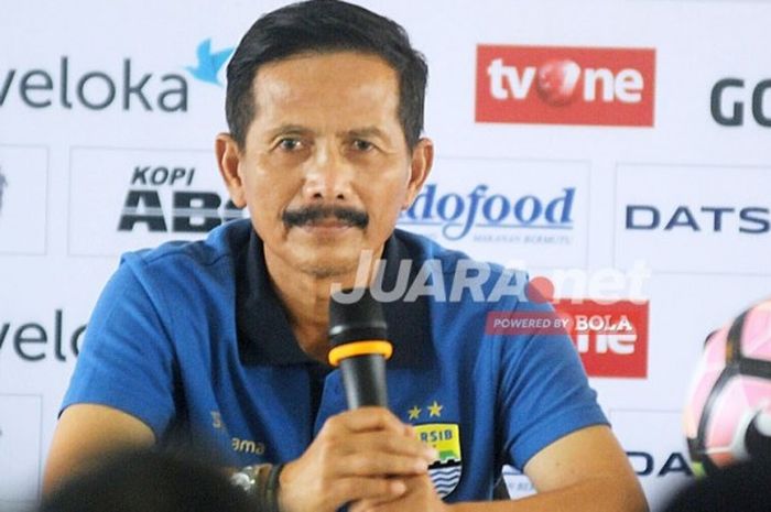 Pelatih Persib Bandung, Djajang Nurjaman, berbicara kepada media saat sesi konferensi pers di Graha Persib, Jalan Sulanjana, Kota Bandung pada Jumat siang (14/4/2017), menjelang laga melawan Arema Malang.