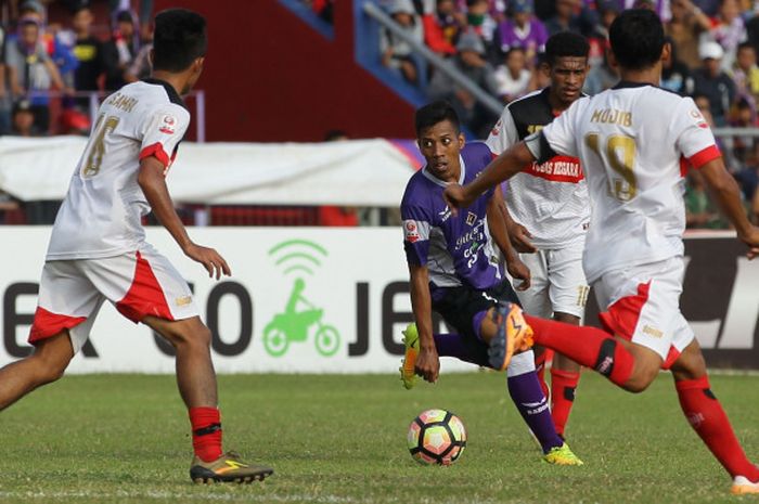 Bima Ragil (Persik Kediri) sedang dikepung tiga pemain PS Mojokerto Putra dalam partai Liga 2 di Stadion Brawijaya Kediri, Jawa Timur (01/08/2017).