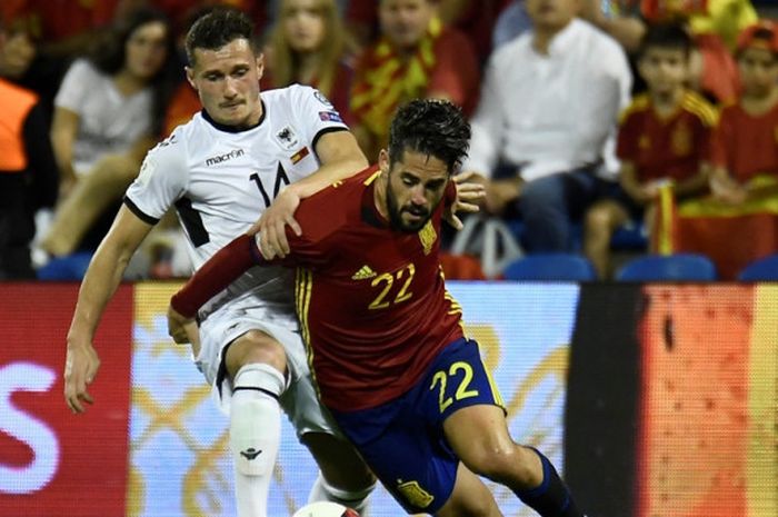 Gelandang Spanyol, Isco (kanan), berduel dengan pemain Albania, Taulant Xhaka, dalam laga Kualifikasi Piala Dunia 2018 zona Eropa di Stadion Jose Rico Perez, Alicante, pada 6 Oktober 2017.