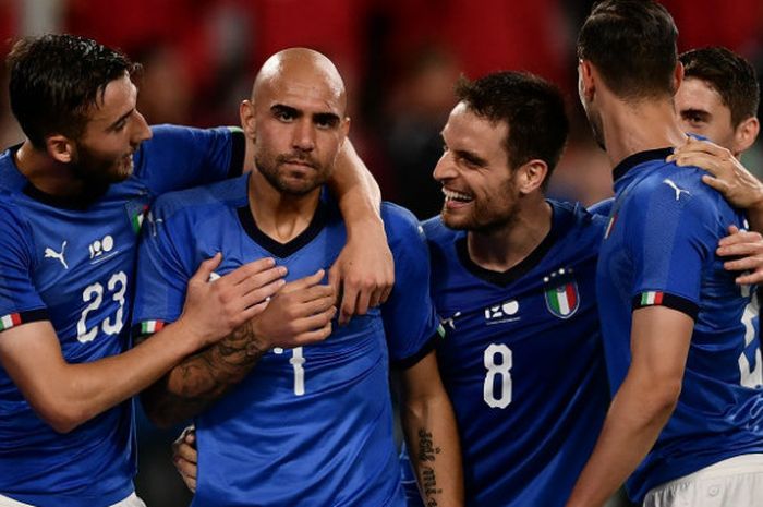 Pemain Italia, Simone Zaza, melakukan selebrasi seusai bikin gol ke gawang Belanda dalam laga uji coba di Juventus Stadium, Senin (4/6/2018)