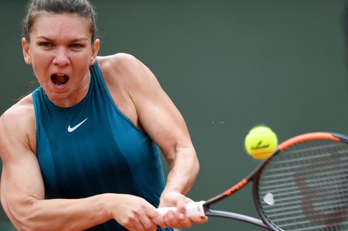 Petenis tunggal putri Rumania, Simona Halep, mengembalikan bola pukulan dari sang lawan, Alison Riske (Amerika Serikat), yang ditemui pada babak kesatu turnamen French Open 2018 di Roland Garros, Paris, Prancis, Rabu (30/5/2018).