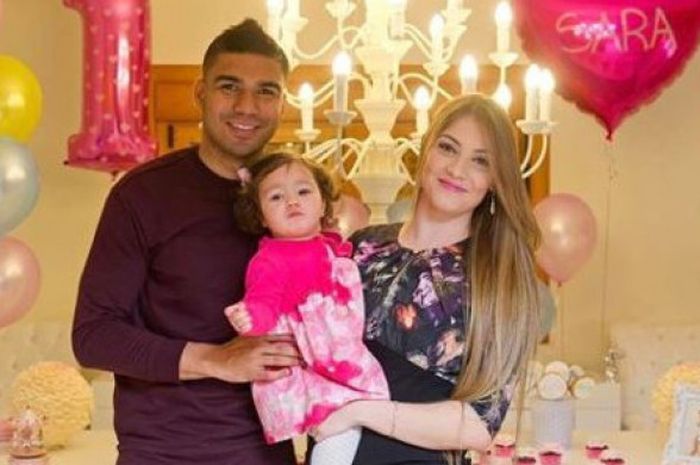 Casemiro bersama dengan istrinya Anna Mariana dan anaknya Sara