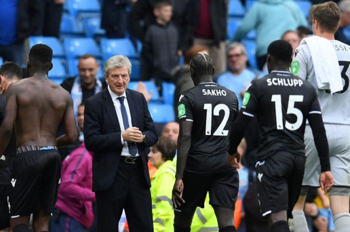 Pelatih Crystal Palace, Roy Hodgson, tampak lesu setelah mengalami kekalahan telak 0-5 melawan Manchester City pada laga lanjutan Liga Inggris di Etihad Stadium, Sabtu (23/9/2017) waktu setempat.