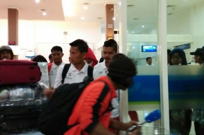 Skuat Persija Jakarta saat tiba di Bandara Adi Soemarmo, Solo, Rabu (1/11/2017).