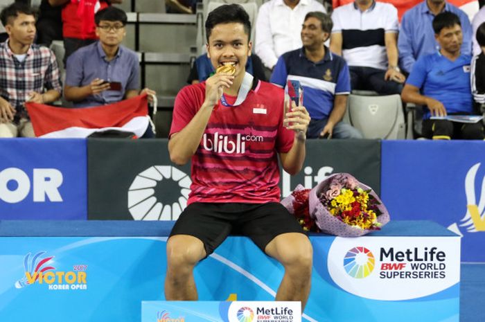 Pebulu tangkis tunggal putra Indonesia, Anthony Sinisuka Ginting, berpose seusai menjalani laga final Korea Terbuka 2017, di Seoul, Korea Selatan, Minggu (17/9/2017).