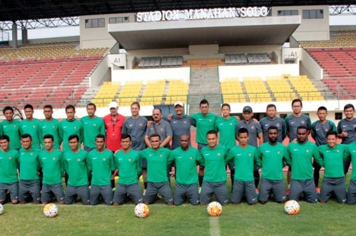 Pose bersama seluruh komponen timnas Indonesia pada pelatnas sesi tiga di Stadion Manahan, Solo, Selasa (27/9/2016). 