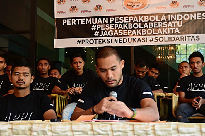 Wakil Presiden APPI, Andritany Ardhyasa, saat membacakan pernyataan sikap pesepakbola profesional In