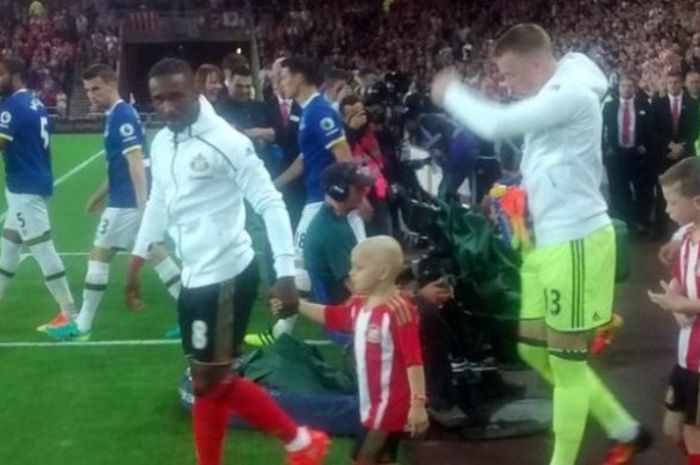 Bocah berusia 5 tahun, Bradley Lowery, menjadi sorotan saat pertandingan antara Sunderland dan Everton pada Senin (12/9/2016) atau Selasa dini hari WIB. 