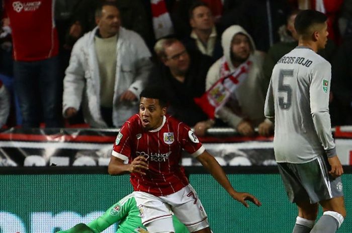 Gelandang Bristol City, Korey Smith (tengah), merayakan gol yang dia cetak ke gawang Manchester United dalam laga perempat final Piala Liga Inggris di Stadion Ashton Gate pada 20 Desember 2017.