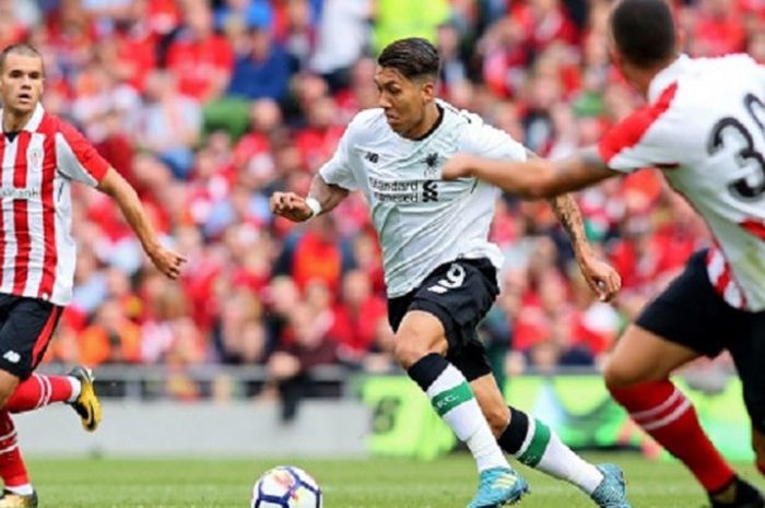 Roberto Firmino mencoba melewati penjagaan pemain Bilbao pada laga uji coba di Dublin, 5 Agustus 2017.