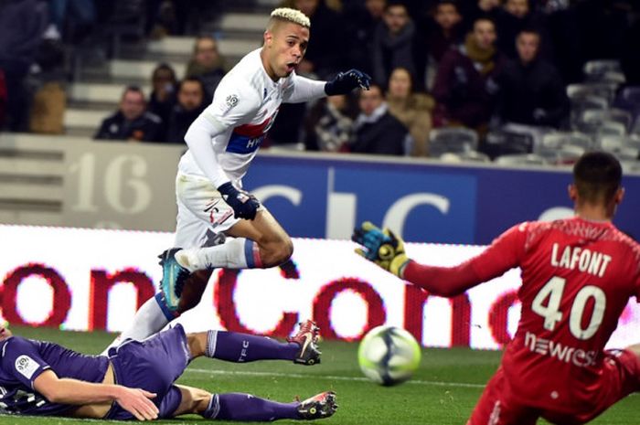 Kiper Toulouse, Alban Lafont (kanan), beraksi dalam laga Liga Prancis kontra Olympique Lyon di Stadion Municipal, Toulouse, pada 20 Desember 2017.