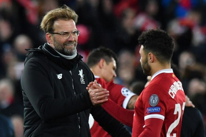  Pelatih Liverpool FC, Juergen Klopp (kiri), bersalaman dengan Alex Oxlade-Chamberlain seusai laga leg pertama perempat final Liga Champions kontra Manchester City di Stadion Anfield, Liverpool, Inggris pada 4 April 2018. 