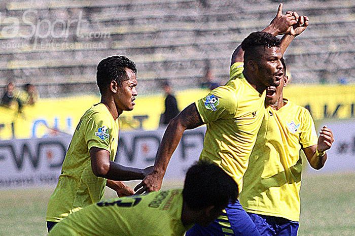 Penyerang Persegres, Patrick da Silva melakukan selebrasi setelah mencetak gol ke gawang Barito Putera di stadion Petrokimia Gresik, Minggu (17/9/2017).