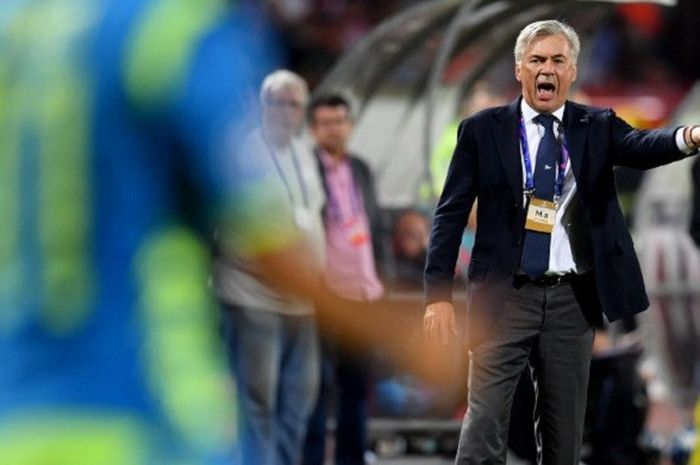 Pelatih Napoli, Carlo Ancelotti, tampak menginstruksikan pemainnya dari pinggir lapangan saat bertanding melawan tuan rumah Crvena Zvezda dalam ajang Liga Champions 2018-2019 di Stadion Rajko Mitic, Belgrade, pada 18 September 2018.