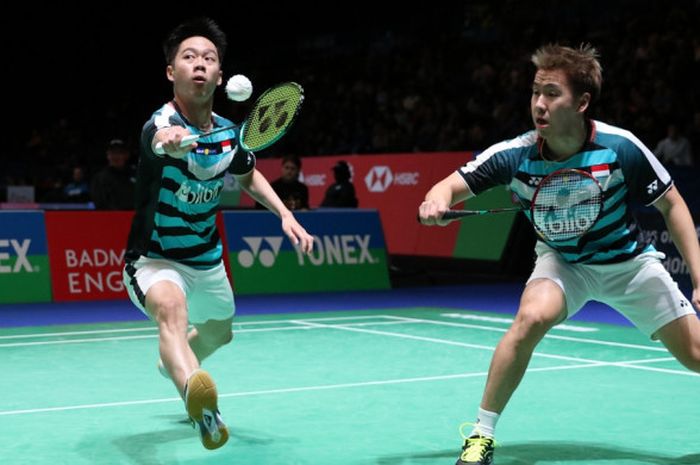 Pasangan ganda putra nasional Indonesia, Marcus Fernaldi Gideon (kiri)/Kevin Sanjaya Sukamuljo,  mengembalikan shuttlecock dari lawan mereka, Angga Pratama/Rian Agung Saputro (Indonesia), pada laga babak kesatu turnamen All England Open 2018 yang berlangsung di Arena Birmingham, Birmingham, Inggris, Rabu (14/3/2018).