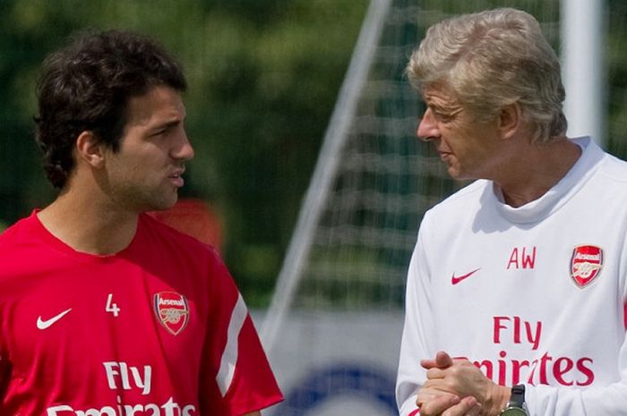 Gelandang Arsenal, Cesc Fabregas (kiri), berbicara dengan sang pelatih, Arsene Wenger, dalam sesi latihan di London Colney, London, Inggris pada 5 Agustus 2011.