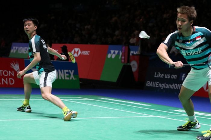 Pasangan ganda putra nasional Indonesia, Marcus Fernaldi Gideon (kiri)/Kevin Sanjaya Sukamuljo,  mengembalikan shuttlecock dari lawan mereka, Angga Pratama/Rian Agung Saputro (Indonesia), pada laga babak kesatu turnamen All England Open 2018 yang berlangsung di Arena Birmingham, Birmingham, Inggris, Rabu (14/3/2018).
