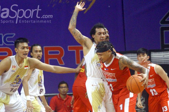 CLS Knights Indonesia (putih) saat bertanding kontra Tanduay Alab Filipina, dalam laga lanjutan ASEAN Basketball League (ABL) musim 2017-2018 di GOR Kertajaya Surabaya, Sabtu (20/1/2018).