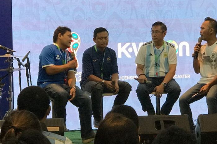 Direktur K-Vision, Yohanes Yudistira (kedua dari kanan), bersama eks pesepak bola Indonesia, Yeyen Tumena (kedua dari kiri) dan pengamat sepak bola yang juga Pemimpin Redaksi BolaSport.com, Weshley Hutagalung (kiri) dalam acara jumpa pers di Hotel Santika Premier Slipi, Jakarta Pusat, pada Rabu (9/1/2018).