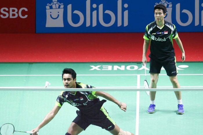 Pasangan ganda campuran Indonesia, Tontowi Ahmad/Liliyana Natsir, mengembalikan kok ke arah Tan Kian Meng/Lai Pei Jing (Malaysia) pada babak pertama Indonesia Open 2018 yang berlangsung di Istora Senayan, Jakarta, Selasa (3/7/2018).