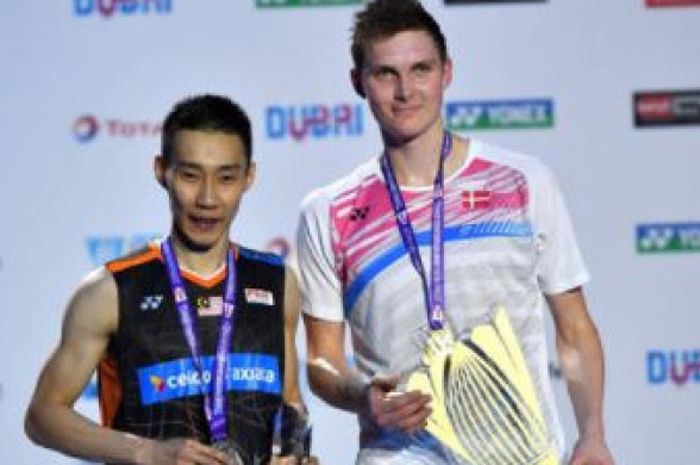 Viktor Axelsen (kanan) dan Lee Chong Wei (kiri) berpose di podium BWF Superseries Finals 2017, Minggu (17/12/2017). 