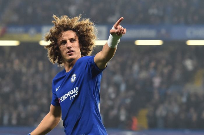 Bek Chelsea, David Luiz, merayakan gol yang dia cetak ke gawang AS Roma dalam laga Liga Champions di Stadion Stamford Bridge, London, Inggris, Kamis (19/10/2017).