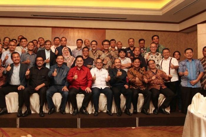 Petinggi panitia Asian Games 2018 berfoto bersama perwakilan media massa di Tanah Air dalam  acara buka puasa bersama di Jakarta, 5 Juni 2017.