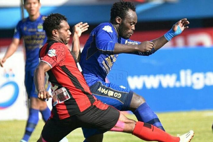 Michael Essien berebut bola dengan gelandang Persipura Jayapura, Nelson Alom, di Stadion Mandala, Jayapura, Senin (28/8/2017).