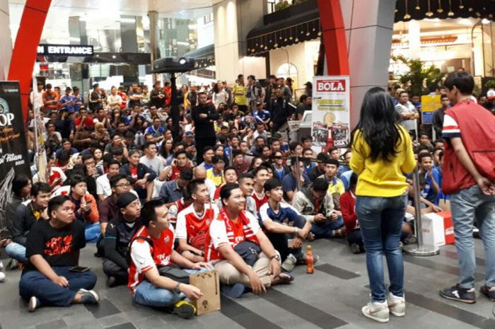 Suasana 30 menit sebelum kick-off laga Community Shield 2017 antara Arsenal dan Chelsea dalam acara nonton bareng oleh BolaSport.Com di FX Sudirman, Jakarta, 6 Agustus 2017.