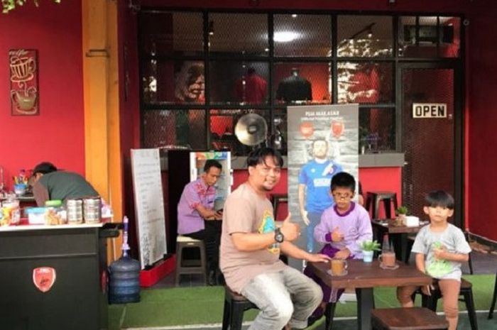 Warga menikmati minuman di Kafe PSM Store 