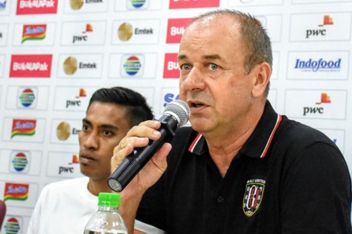 Didampingi kapten Fadil Sausu (kiri), Hans Peter Schaller, pelatih yang ditunjuk manajemen Bali United sebagai pelatih kepala pada turnamen Piala Presiden 2018 hadir saat sesi press conference di Quest Hotel Gianyar, Selasa (13/2/2018)