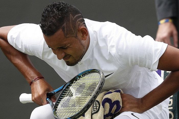 Petenis tunggal putra Australia, Nick Kyrgios, menunjukkan mimik wajah kesakitan saat menghadapi Pierre-Hugues Herbert (Prancis) pada Wimbledon 2017 di All England Lawn Tennis Club, Wimbledon, London, 3 Juli 2017.