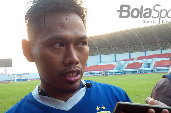 Pemain belakang Persib Bandung, Tony Sucipto seusai berlatih di Stadion Arcamanik, Kota Bandung, Senin (14/5/2018).