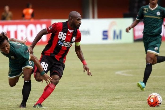 Kapten sekaligus penyerang Persipura, Boaz Solossa (86) mencoba lepas dari hadangan pemain PSS Slema