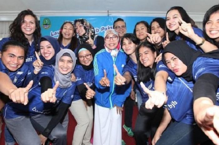 Pembina Tim Bandung Bank BJB Pakuan, Netty Heryawan (tengah depan) dan Pemimpin Divisi Corporate Secretary Bank BJB, Hakim Putratama (tengah belakang) foto bersama para pemain pada acara launching tim voli putri 