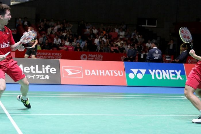 Pasangan ganda putra Indonesia, Marcus Fernaldi Gideon (kanan) dan Kevin Sanjaya Sukamuljo, melakukan selebrasi seusai mengalahkan wakil Denmark, Mathias Boe/Carsten Mogensen, pada laga semifinal Jepang Terbuka 2017 di Tokyo Metropolitan Gymnasium, Sabtu (23/9/2017).